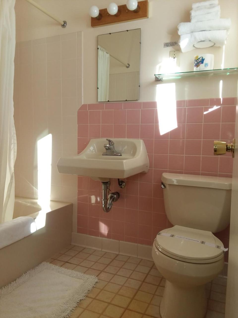 Budget Host Inn - Manistique Zewnętrze zdjęcie