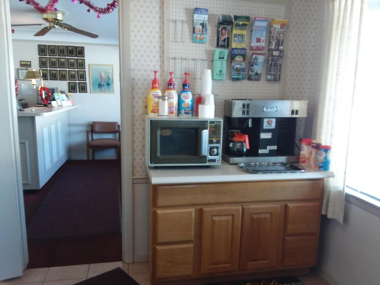 Budget Host Inn - Manistique Zewnętrze zdjęcie